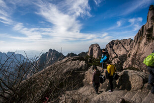 登山者攀登壮丽山峰