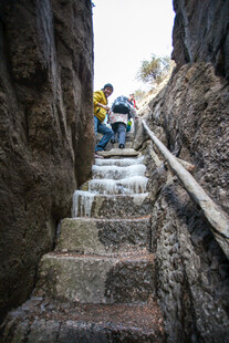 山间石阶上的徒步者