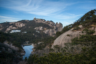 山间湖泊与嶙峋山石美景