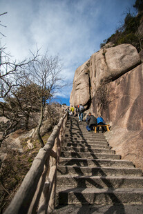 游客攀登山间木质阶梯