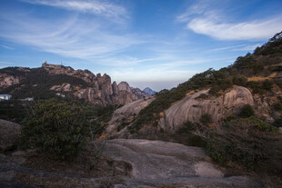 山间蜿蜒小路与秀丽山景