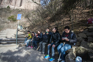 山间休憩的徒步旅行者