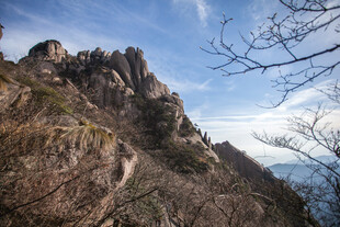 巍峨山峰与蓝天相映成趣