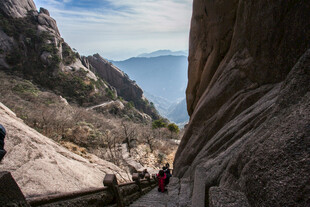 山间小径上的徒步旅行者