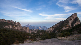 壮丽山景 蓝天白云相伴