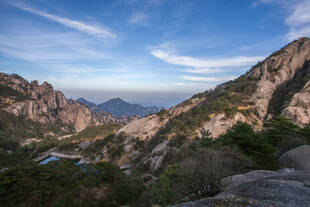 壮丽山景 蓝天白云相衬