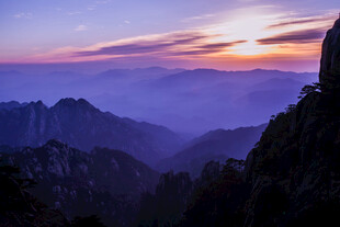山间壮丽日出云海景观
