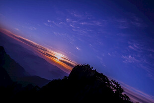 山间壮丽日出美景