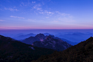 山间暮色中的壮丽云海景观
