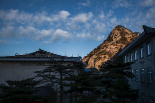 山间古建映夕阳美景