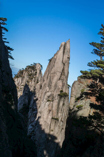 巍峨奇峰屹立蓝天之下