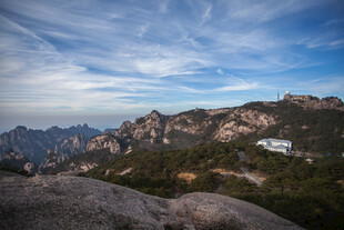 壮丽山景 蓝天白云相衬