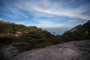 山间美景 蓝天白云映绿树