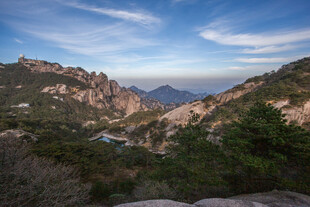 壮丽山景 蓝天白云相衬