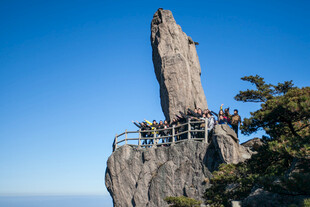 游客攀登险峻奇峰