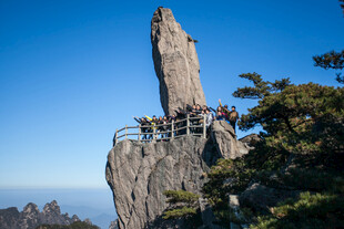 黄山奇峰上的观景栈道