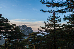 山林间的壮丽山峰景色