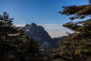 山林间的巍峨山峰