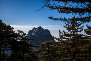 山林间的巍峨山峰