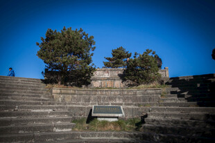 古老石阶旁的静谧长椅