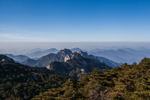 壮丽山景 葱郁山林与远山