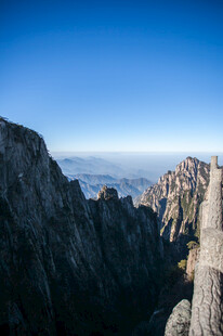 壮丽山景 蓝天映衬巍峨峰峦