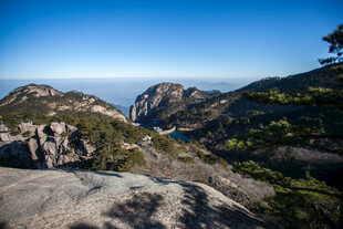 山巅远眺壮阔山海景观