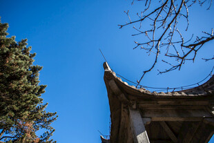 中式屋檐与蓝天白云绿树