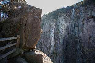 悬崖边的木质栈道景观