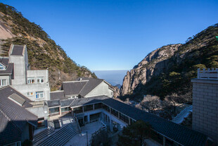 山间建筑群俯瞰美景