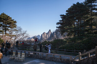 黄山美景 游人漫步山间