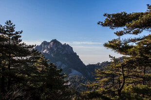 山林间的巍峨山峰