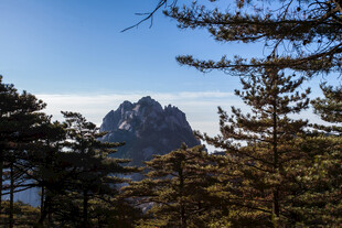 山林间的巍峨山峰