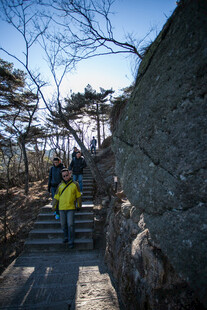 山间石阶上的户外行人