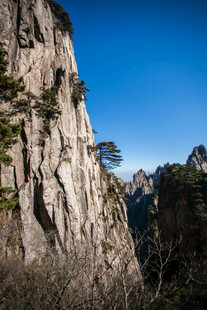 巍峨险峻的壮丽山景
