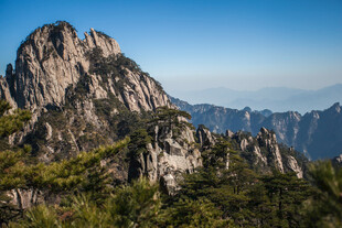 巍峨黄山奇峰景色壮丽
