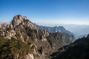 壮丽山景 巍峨山峰入云端