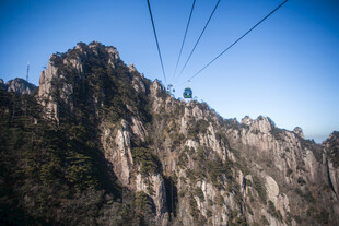 黄山缆车穿行壮美山峦