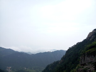 山峦云雾间的壮美景色