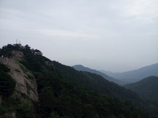 山峦叠翠的壮阔自然景观