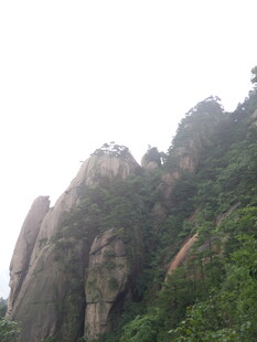 奇峰耸立的绿意山峦