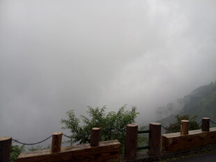 云雾缭绕的山间围栏景色