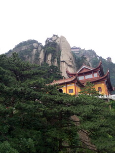 山间古寺隐于葱郁山林