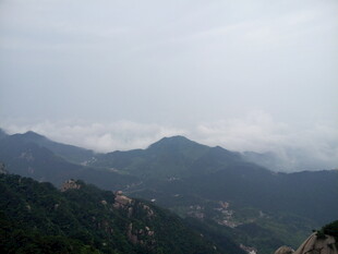 云雾缭绕的山峦美景