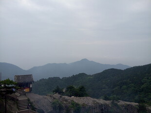 长城远眺 山峦云雾缭绕