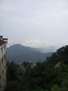 山间建筑远眺朦胧山峦