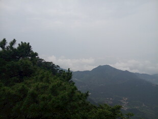 云雾缭绕的山峦景色