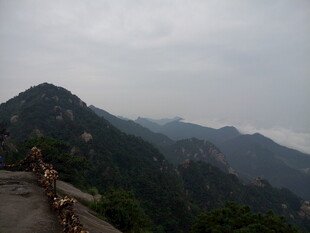 山峦云雾间的壮美景色