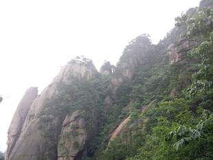 奇峰耸立的秀丽山景