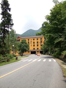 山间公路旁的黄色建筑